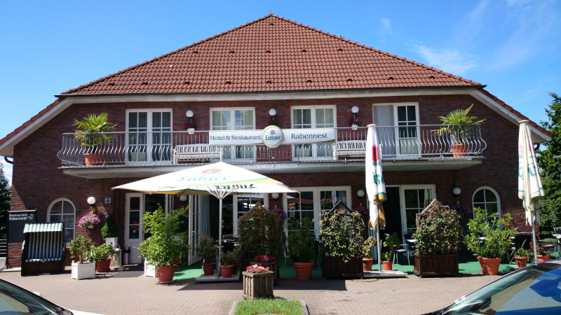 Die Außenansicht des Hauses mit Sitzmöglichkeiten Die Außenansicht des Hauses mit Sitzmöglichkeiten